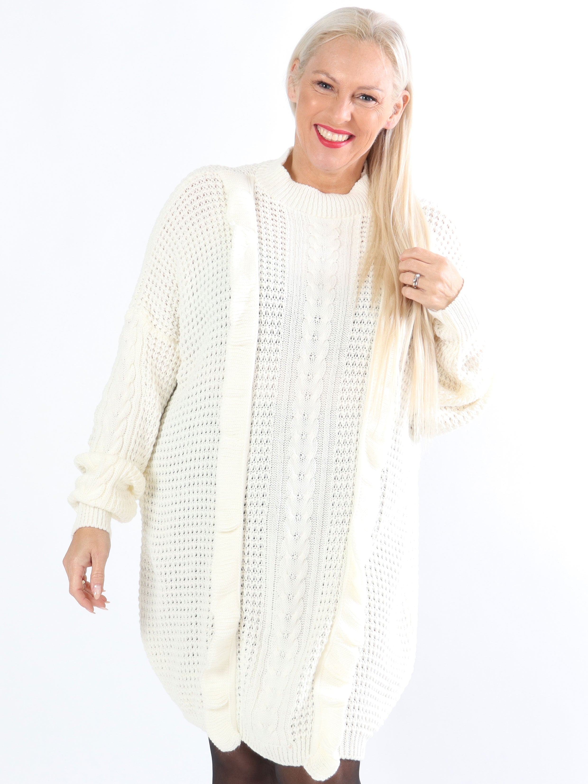 Lalisa - Plus size stickad klänning med kabelstickning och volanger